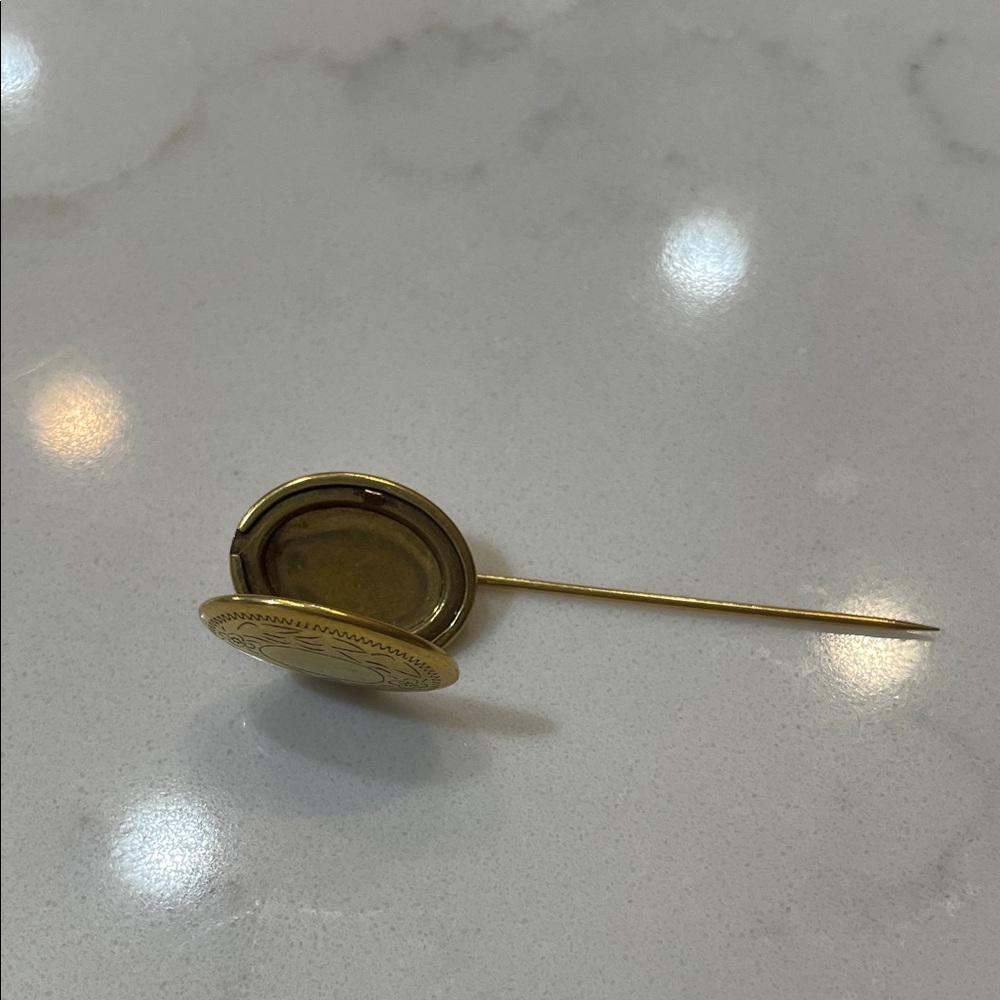Gold Lapel Pin - Picture 2 of 4